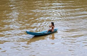 enfant pirogue