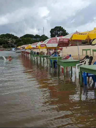 La cerveja les pieds dans l'eau