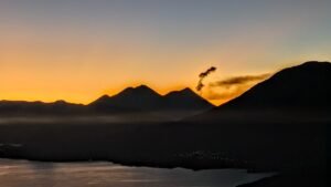lever de soleil sur lac Panajachel